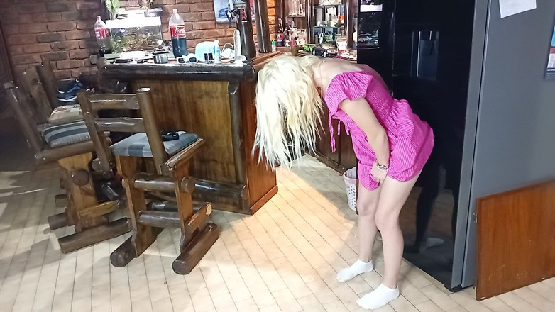 18blondteen: Трахаю холодильник, поки мій коханець дивиться