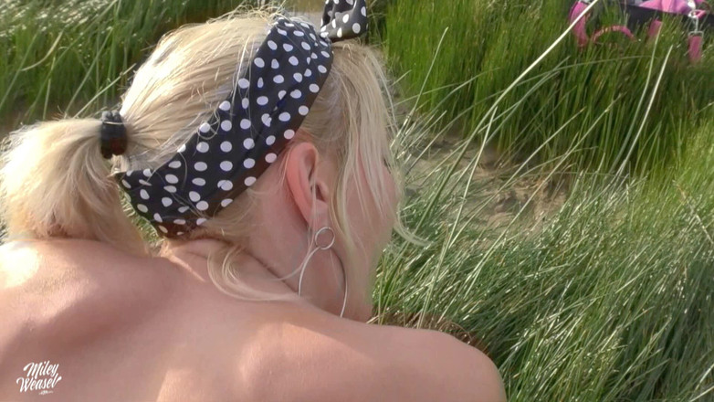 Miley Weasel: 性感的金发女郎在海滩上的屁股上性交！！