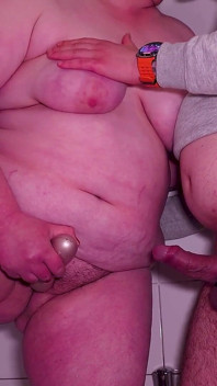 Ma Belle-mère M’a Surpris Sous La Douche - Nous Avons Tous Les Deux Squirté De Façon Incontrôlable