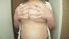 BustyVic: Wycinam top nożyczkami, aby moje piersi wyszły