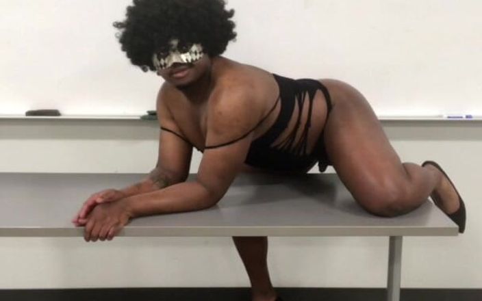 Black Flowers: Travestiet in lingerie en hakken plaagt op de universiteit