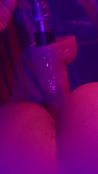 Saya suka bermain dengan dildo saya