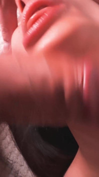 Mijn magere vrouw met een grote kont zuigt en krijgt sperma in haar poesje