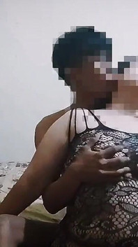 Il corpo paffuto della mia figliastra è sexy con la sua lingerie