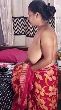 Mais jovem meio-irmão fez sexo hardcore com sua cunhada enquanto ela tomava banho
