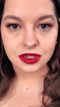 Per sempre debole per le mie labbra - la seductress Sydney urla applica il rossetto rosso prima di coprirti con i suoi segni di bacio