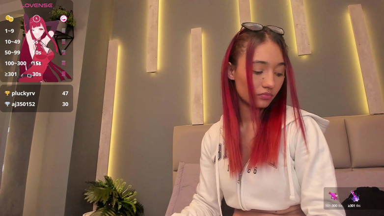 Lia Wood: 지금 그녀의 엉덩이를 따먹고 싶어하는 빨간 머리 라틴계 여자