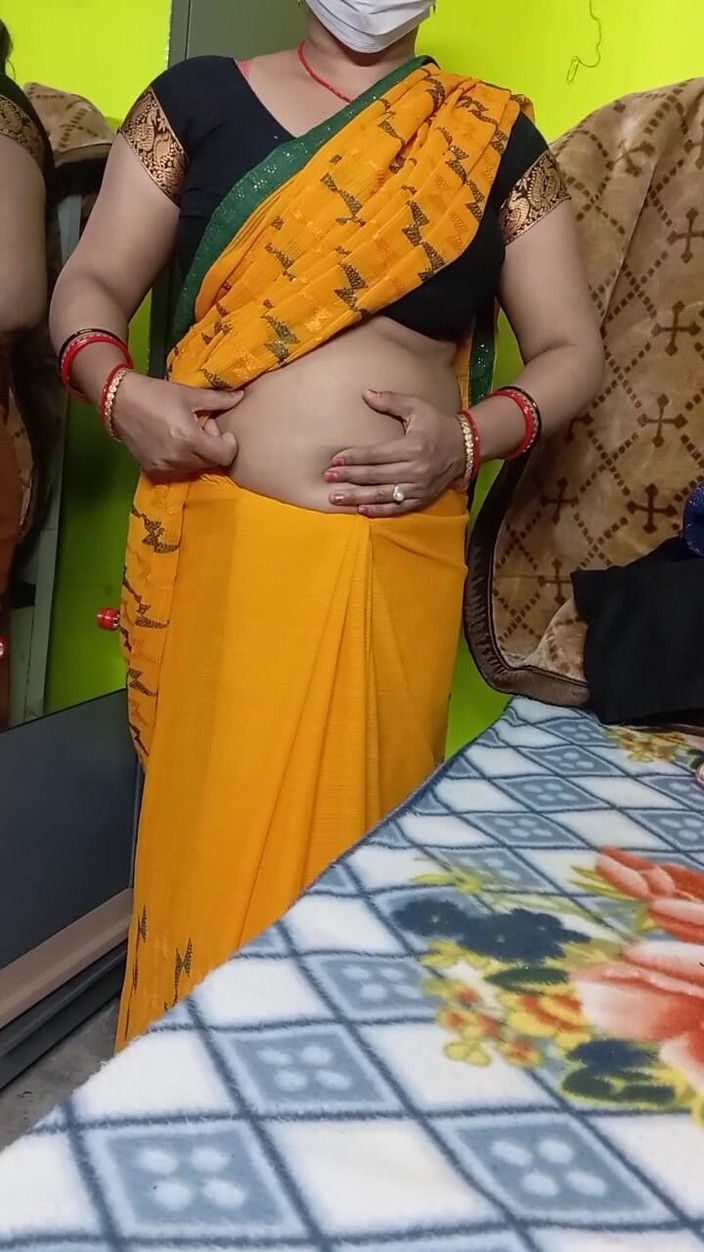Manjushukla: भारतीय सुंदर भाभी अपनी साड़ी हटा रही है।