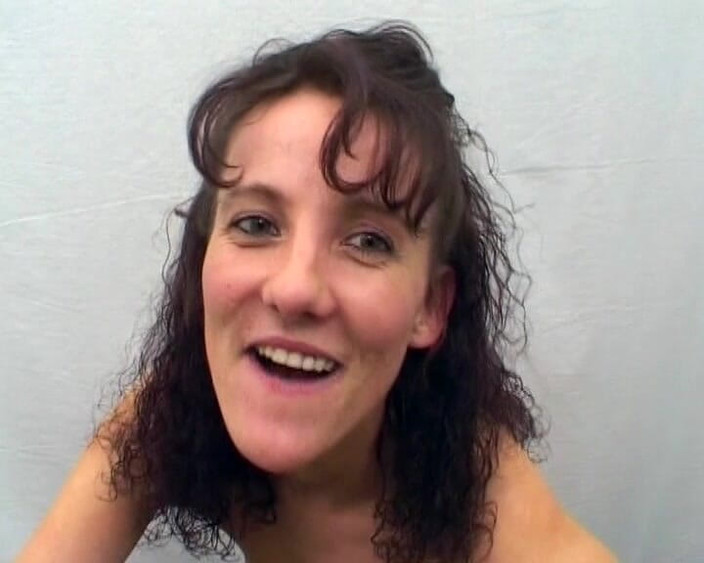 Deutsche Frauen: MiLF tedesca mangia sborra dopo una scopata calda a tre...