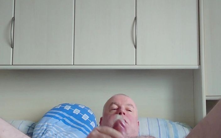 Carmen_Nylonjunge: Naga napalona zabawa z nową prezerwatywą