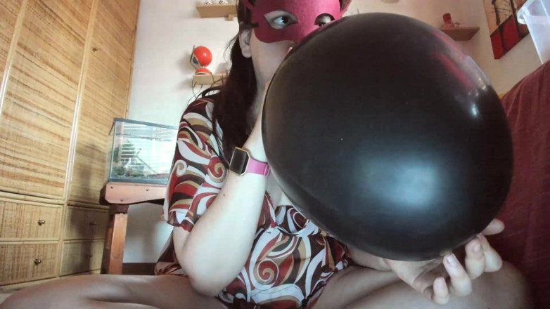 Nicoletta Embassi: Black Latex Domination: Umflarea Balonului Uriaș Și Clutch-ul Senzual Al Nicolettei (pov...