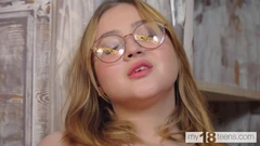 My18teens - mooi mollig meisje met geweldige grote natuurlijke borsten neukt haar poesje schattig