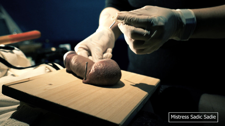 Sadic Sadie: Première fois que je cloues des boules et une aiguille...