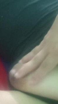 MILF Filipina seksi bermain dengan teteknya yang cantik