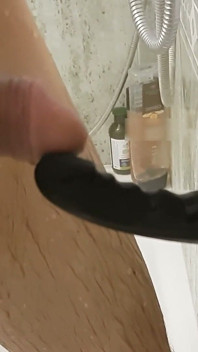 Dildoyla sikişiyor ve duşta boşalıyor
