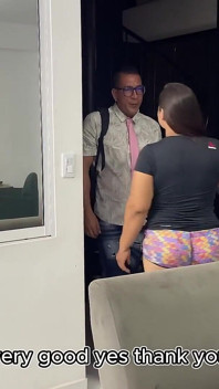 Kamarádka s velkým zadkem mě svádí, abych dělala svou práci