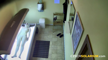 Czech Solarium: Czech Solarium 323: Blonde Memakai Pertunjukan Solarium yang gatal