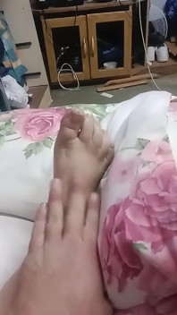 Secretly Jacking off to Stepmom's Foot