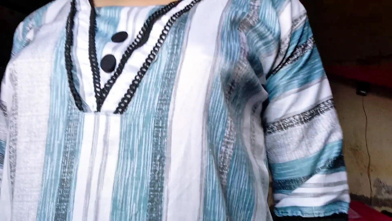 Deshi women: Desi žena Tasneem a její přítel měli poprvé anální sex zezadu