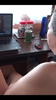 Mi jefe me hizo despertar en el trabajo, me masturbo viendo porno y mi marido se corre en mis tetas