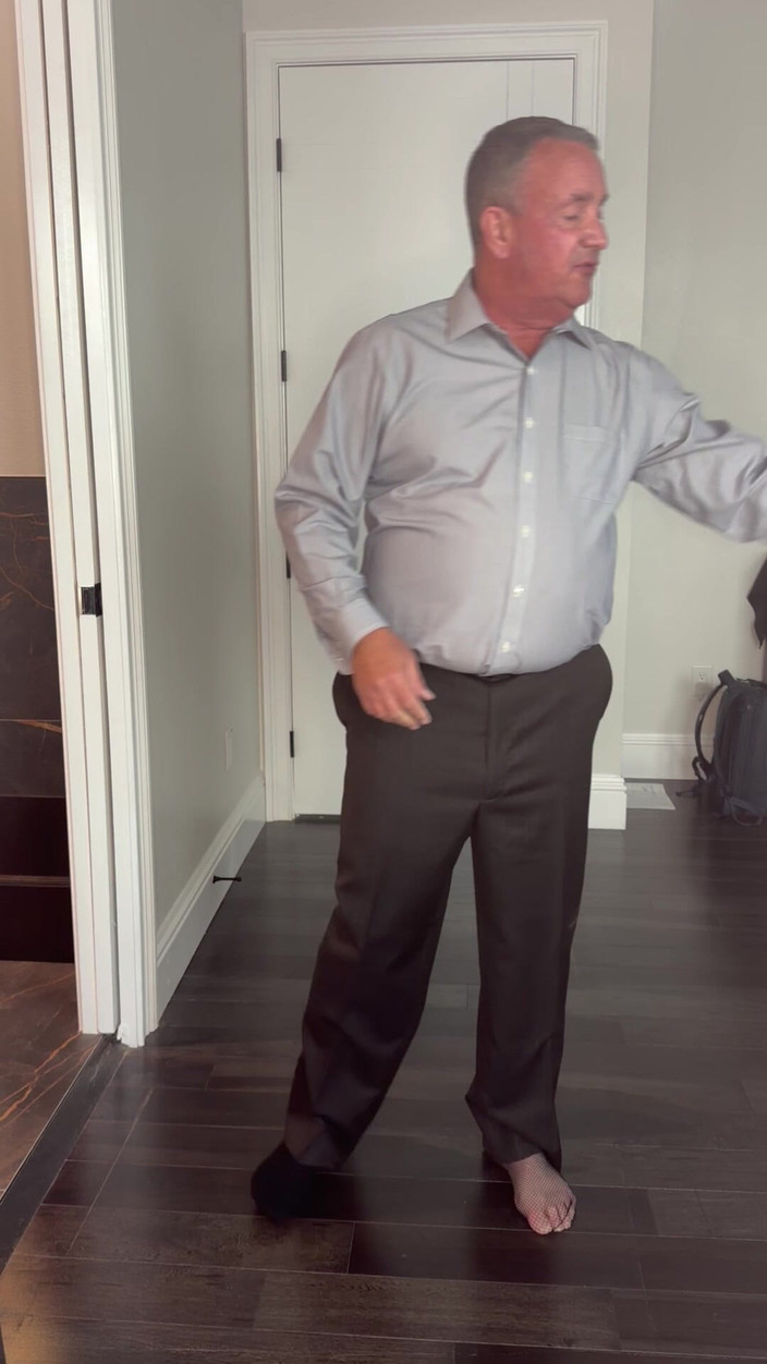 GottaLuvBB: Padrastro llega a casa en traje