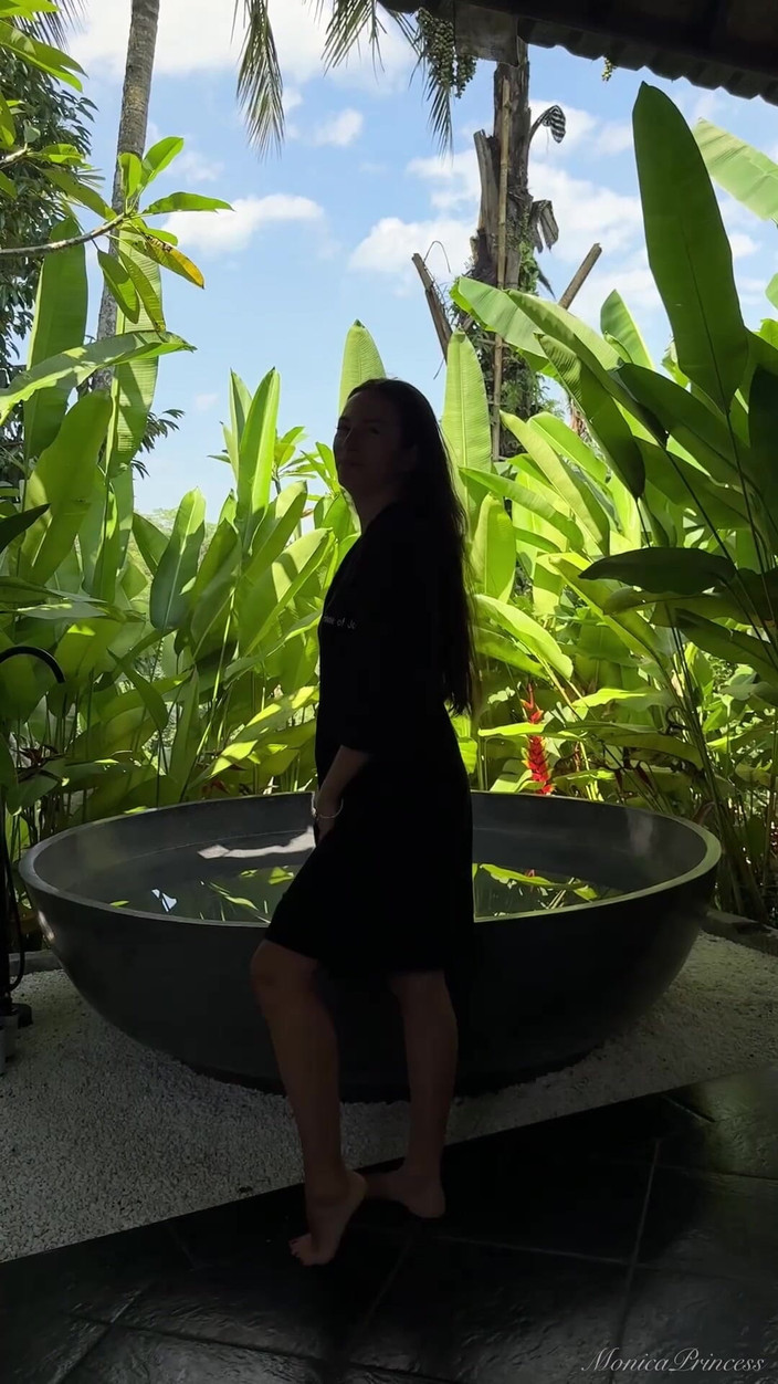 Princess Monica: 蒸し暑いジャングル風呂で裸で私と一緒にワイルドに