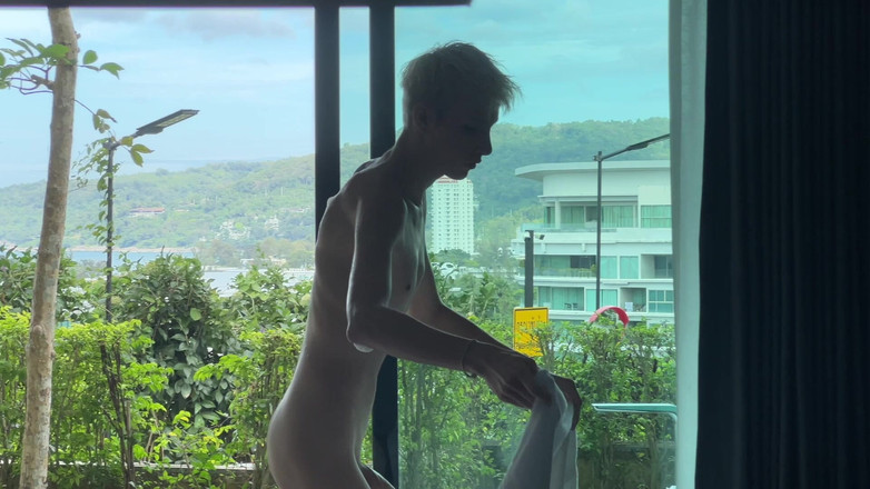 Sandro Jenner: Twink Mandi Dan Memanggil Ayah Tirinya Untuk Bercinta Dengannya