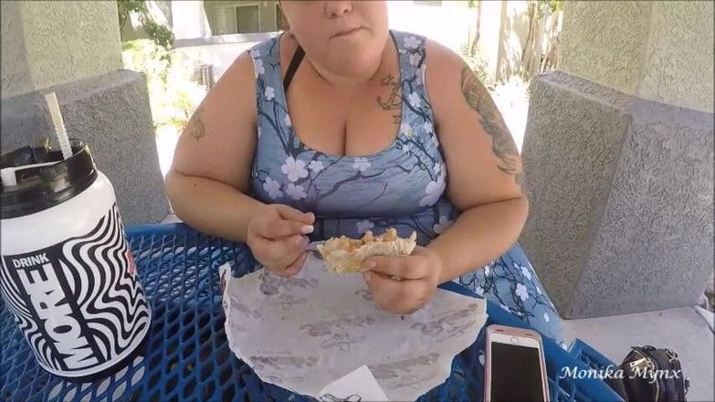 BBW Pleasures: SSBBW jí obrovské burrito u bazénu