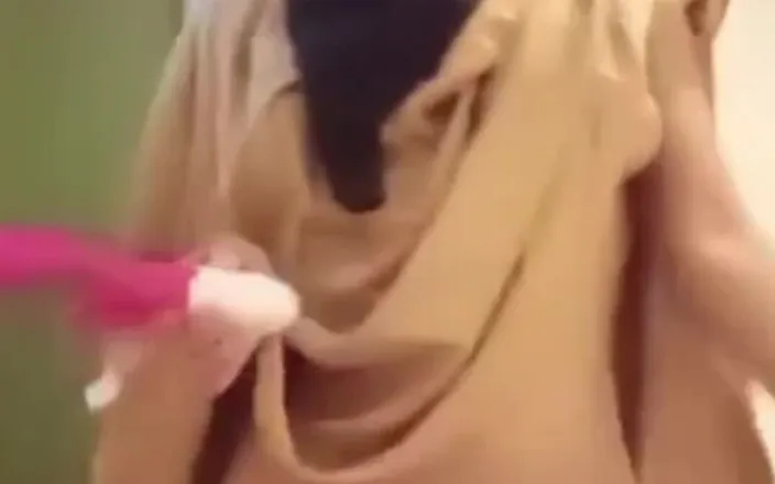 Jilbab69: 그녀의 질을 꽂는 발정난 히잡 학생
