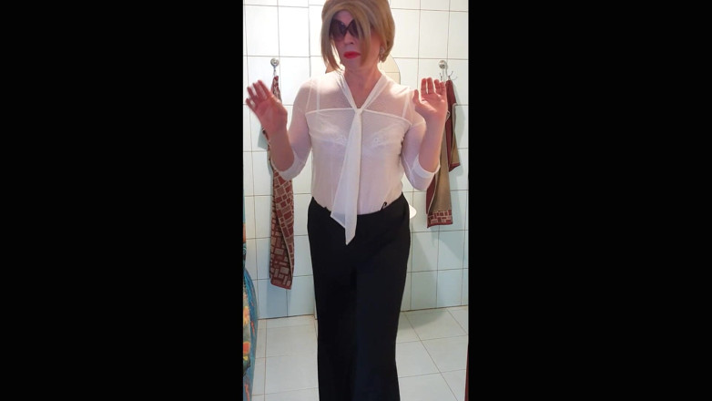 Sissy Stella: Elegante mariquita en tacones y medias negras sexy