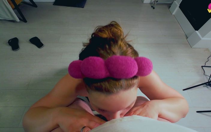 beauty_and_the_other_one: ホットな熟女は彼女の毎日のフェイシャルスキンケアアプリケーションを必要としています