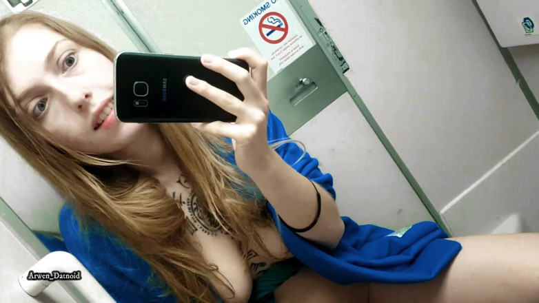 Arwen Datnoid: おっと、私は飛行機の上で自分自身を指で触れました