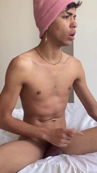 Isak, tipul cu o pulă uriașă se excită și îi fute curul