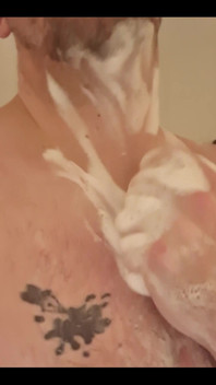 Aku lagi asik cuci bajuku sendirian!