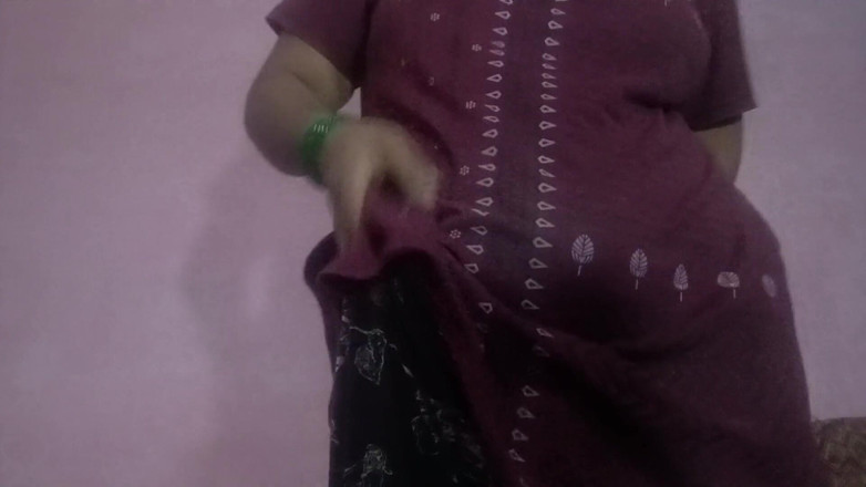 DimpleA: Dì Desi Villege chơi nắm tay