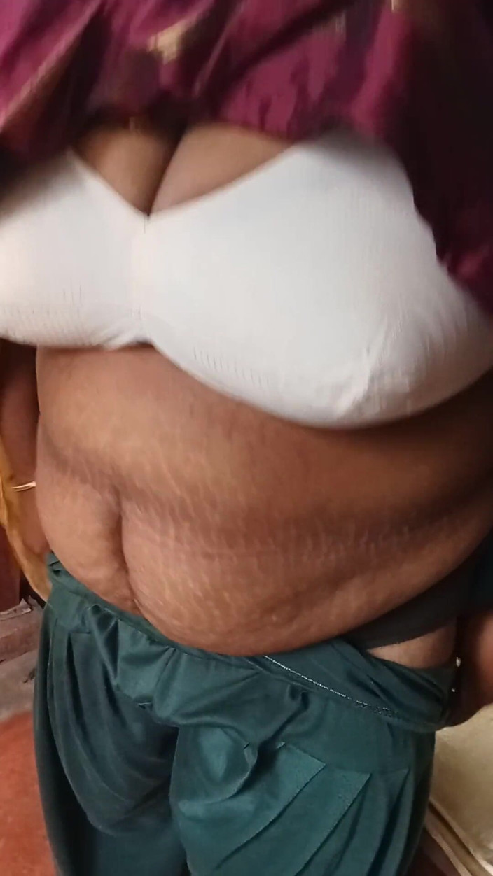 Bedroom: 인도 Anty 핫한 장면