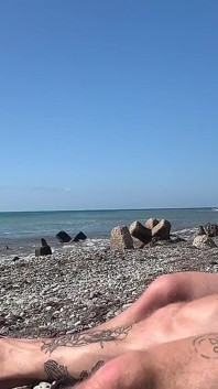 Güneşte heyecanlandım ve adama mastürbasyon yaptı ve yağ emici emiyor