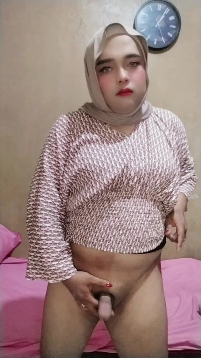 Ivvy Crossdresser: Ivvy crossdresser đội khăn trùm đầu cảm thấy hứng tình sau một...