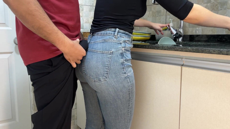 Levi Solen: Gozando na bunda grande da minha empregada com jeans enquanto...