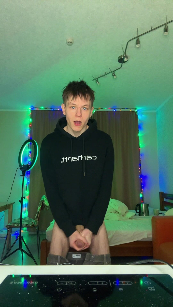 Morflot24: Kijk hoeveel sperma deze hongerige Twink kan spuiten