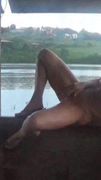 La formosa bionda selvaggia Jarushka Ross incontra l'equipaggio di turisti per caso e scopa sul lago