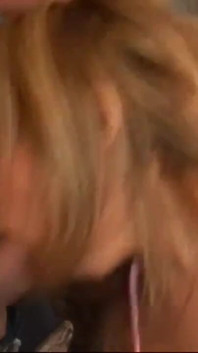 La ragazza con le tette piccole viene sbattuta analmente