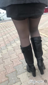 Mini Jupe En Cuir Sans Culotte Et Exhibition En Public