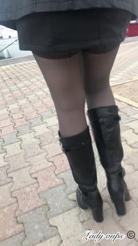 Mini Jupe En Cuir Sans Culotte Et Exhibition En Public