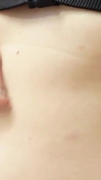 Tonton video aku lagi asik ngentot lubang perutku pakai q tips &amp; jariku, aku yakin kamu pengen banget fingering kamu.