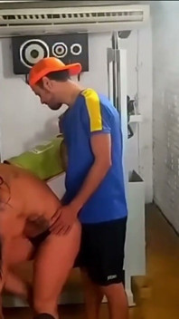 Comiendo la madrastra de mi amigo con él