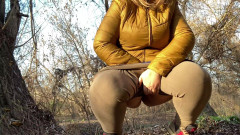 Elena: MILF s velkým zadkem pokrytým legínami dává bohatou zlatou sprchu...