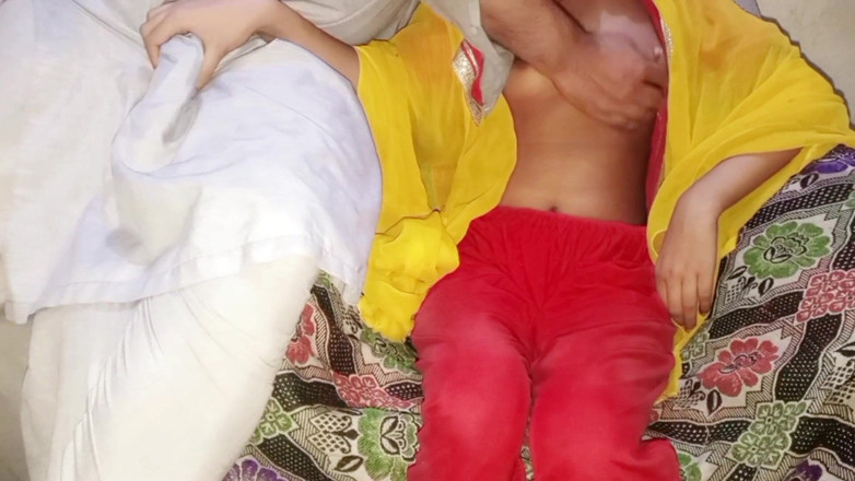 Small Baby: Desi Maal Ko Ghar Pe Bulakar Choda Doggystyle Men