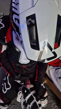 Un tip entuziasmat în motociclete își fute adidașii
