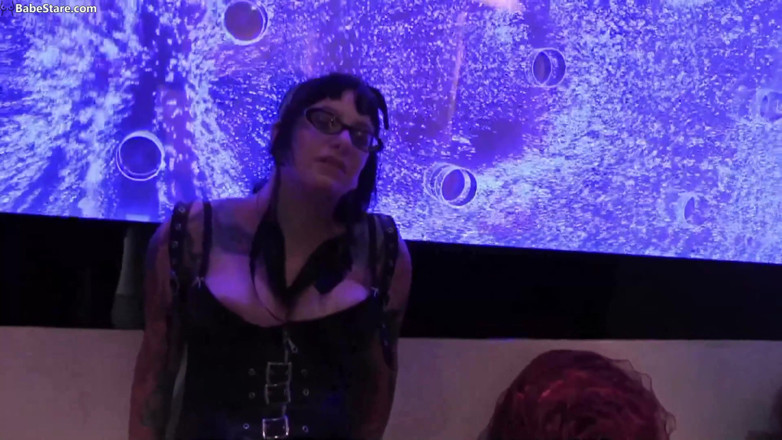 Lesbian Babe Stare: Lesbiche vestite in pelle stanno per rendere la loro notte...